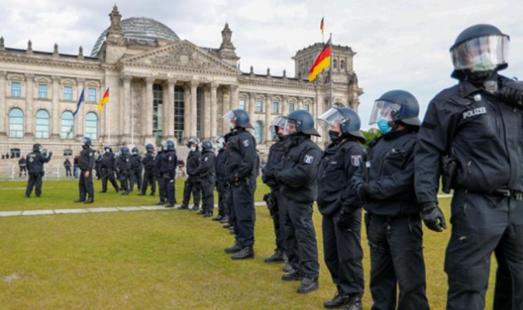 Berlin’deki mitingde protestocular meclise girmek istedi