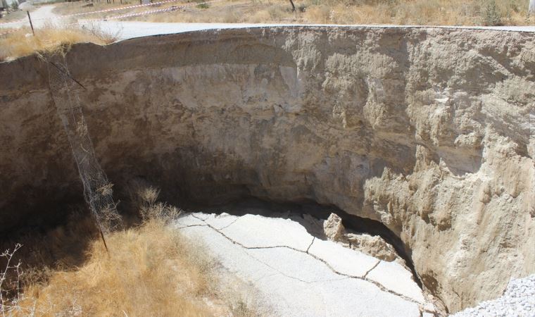 Yol ortasında bir anda oluştu, 15 metre derinliğinde ve 30 metre çapında