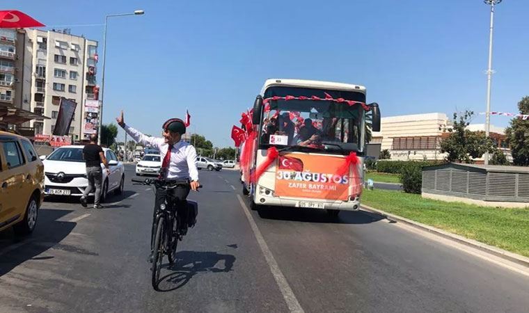 Valilik izin vermedi, başkan bisikletle Zafer Turu attı