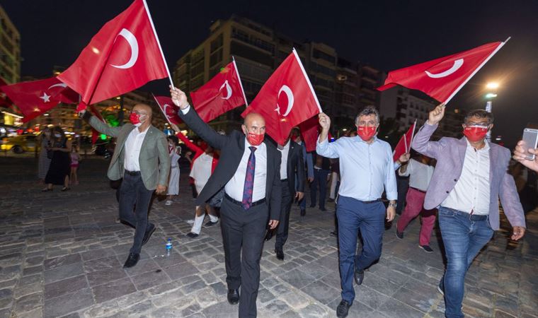 İzmir'de Zafer korteji