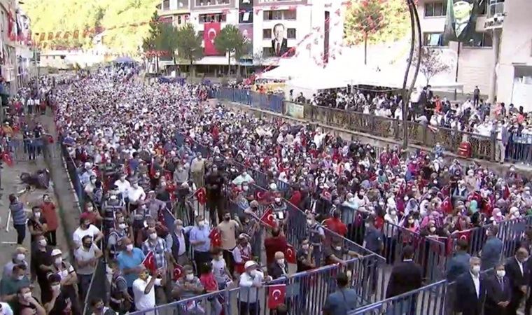 Erdoğan'dan 'sosyal mesafe'siz miting