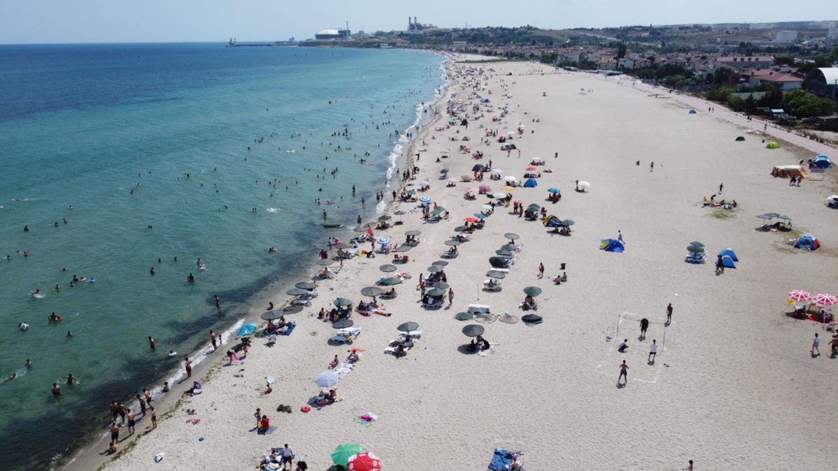 Tekirdağ'ın tatil beldesinde 500 ton çöp toplandı