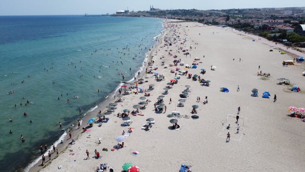 Tekirdağ'ın tatil beldesinde 500 ton çöp toplandı