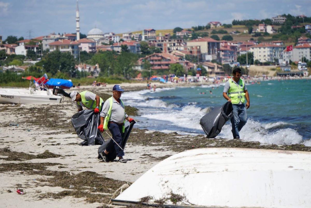 Tekirdağ'ın tatil beldesinde 500 ton çöp toplandı