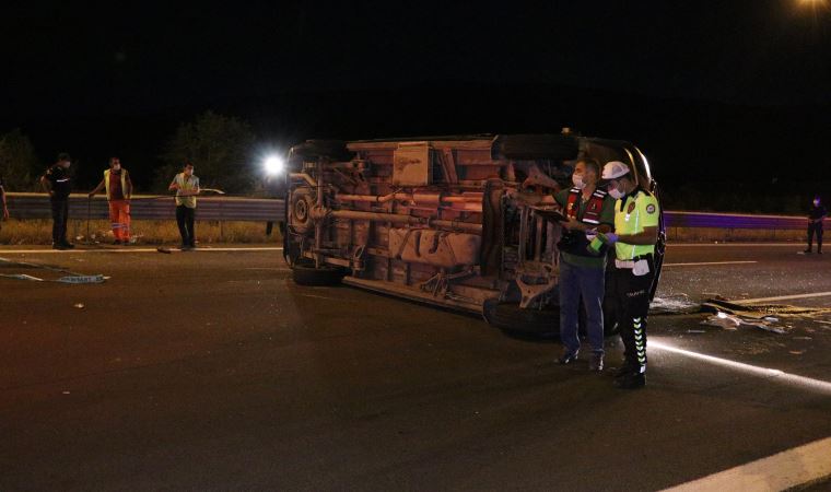 Ankara'da, lastiği patlayan minibüs takla attı: 3'ü ağır, 12 yaralı