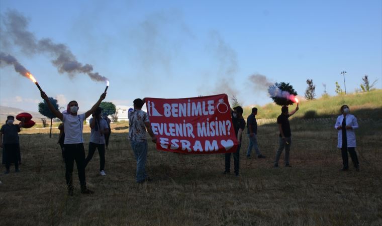 Koronavirüs tedavisi gören sevgilisine hastane önünde evlilik teklif etti