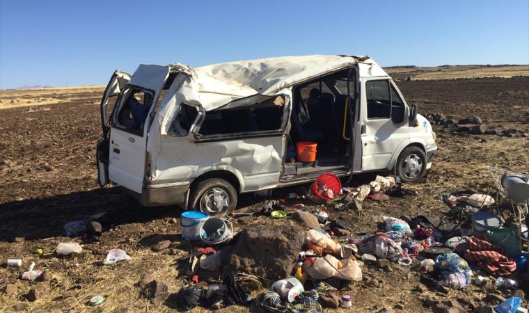 Şanlıurfa'da tarım işçilerini taşıyan minibüs devrildi: 1 ölü, 25 yaralı