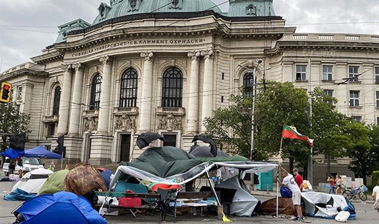 Bulgaristan’da hükümet karşıtı göstericiler devlet binaları önünde çadırlar kurdu