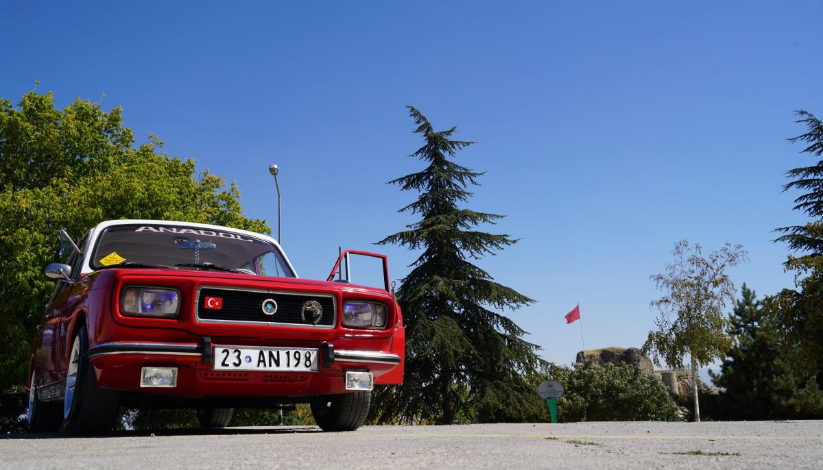 Bin TL’ye aldığı hurdadan muhteşem bir otomobil çıktı