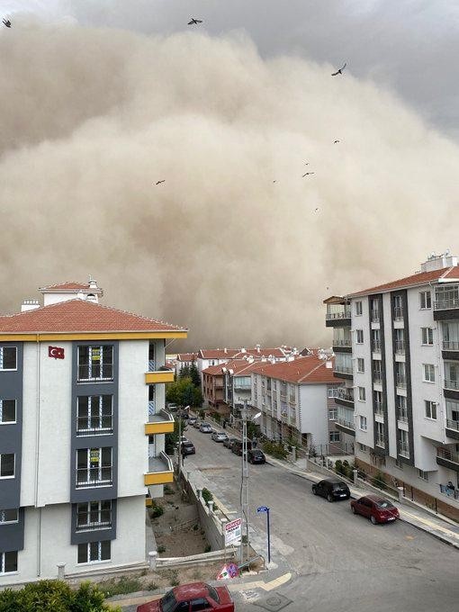 Ankara'daki kum fırtınasından dikkat çeken görüntüler