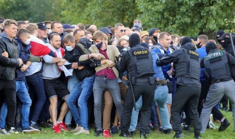 Belarus: Lukaşenko-Putin görüşmesi öncesindeki protestolarda 400 gözaltı