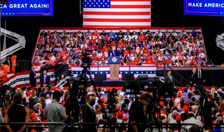 Trump koronavirüs yasağını deldi, kapalı alanda miting düzenledi