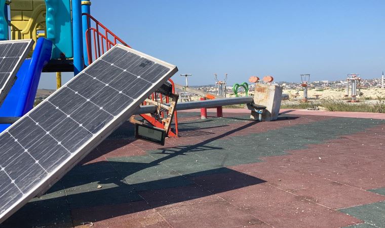 Parkta oynarken üzerine aydınlatma direği düşen çocuk yaşamını yitirdi