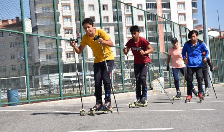 Kayaklı koşu sporcuları, trafiğe kapalı caddede antrenman yapıyor