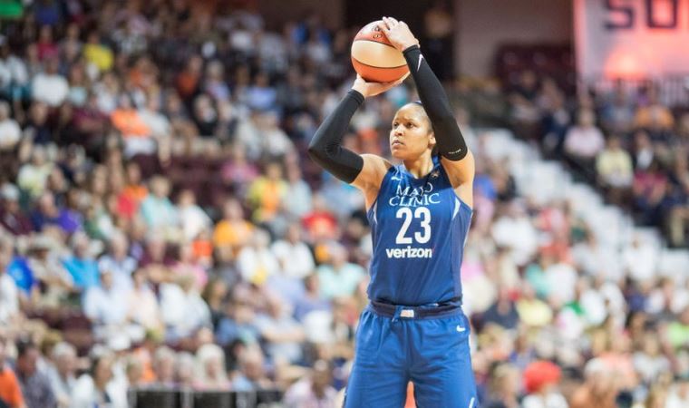 Ünlü kadın basketbolcu Maya Moore, tahliye olmasında büyük rol oynadığı Jonathan Irons'la evlendi