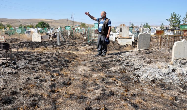 Mezarları ateşe verdiler