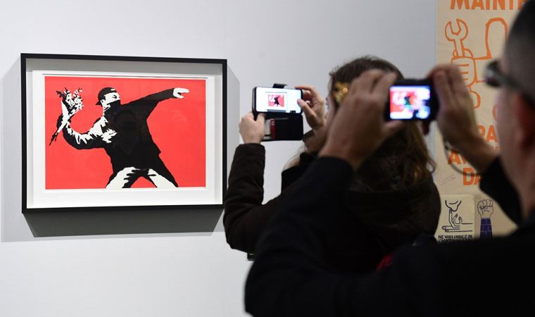 EUIPO karar verdi: Banksy’nin ‘çiçek buketi fırlatan eylemcisini’ İngiltere'deki şirket kullanacak