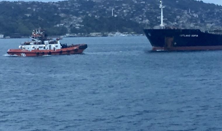 Boğaz yine tehlike atlattı; arızalanan tanker sürüklendi