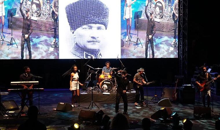 Atatürk hayranı Fransız sanatçı Bodrum’da konser verdi