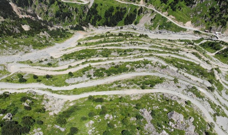 Dünyanın en tehlikeli yolu ulaşıma kapandı