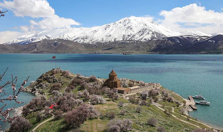 Van Gölü'nün derinliklerindeki yaşamın izleri araştırılıyor