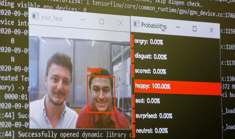 Kişinin mutlu, üzgün ya da şaşkın olduğunu söyleyebilen robot geliştirdiler