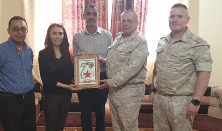 Rus askeri heyeti PYD'lilere plaket verdi