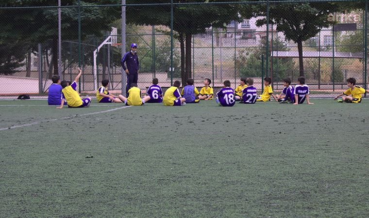 Uzaktan eğitime katılamayan çocuklar yüz yüze futbol oynuyor