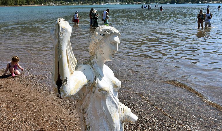 Kızkumu'nun 'Prenses' heykeli şimdi de 'küllük' olarak kullanılıyor