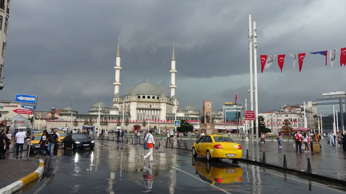 İstanbul'da dolu etkili oluyor