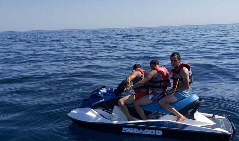 Yunan Sahil Güvenliği, FETÖ şüphelilerini jet ski'yi bozup Türk karasularına bırakmış