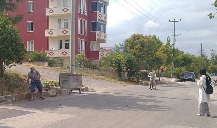 Karantinada olması gerekirken hurda toplamaya çıkınca, polis evine gönderdi