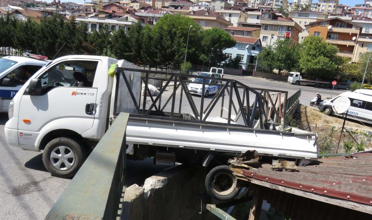 Maltepe'de yokuştan kayan kamyonet gecekondunun çatısına çarptı