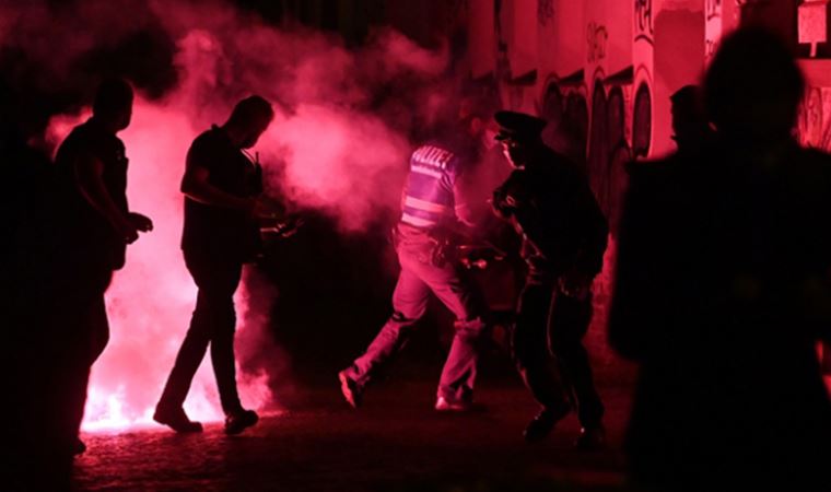 Almanya’da düzenlenen protestoda polis ile göstericiler arasında arbede çıktı