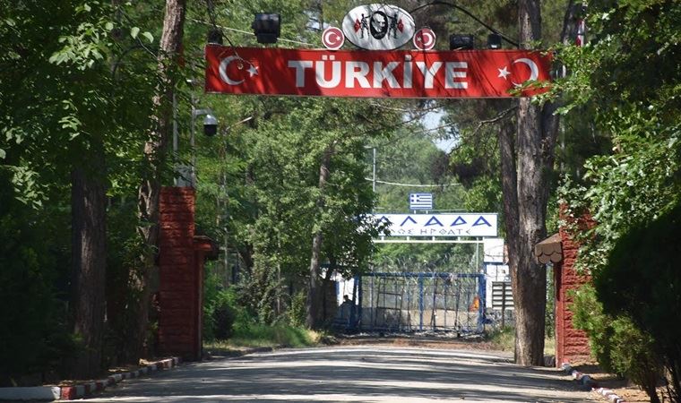 Biri eski emniyet amiri, diğeri komiser: Yurtdışına kaçarken yakalandılar