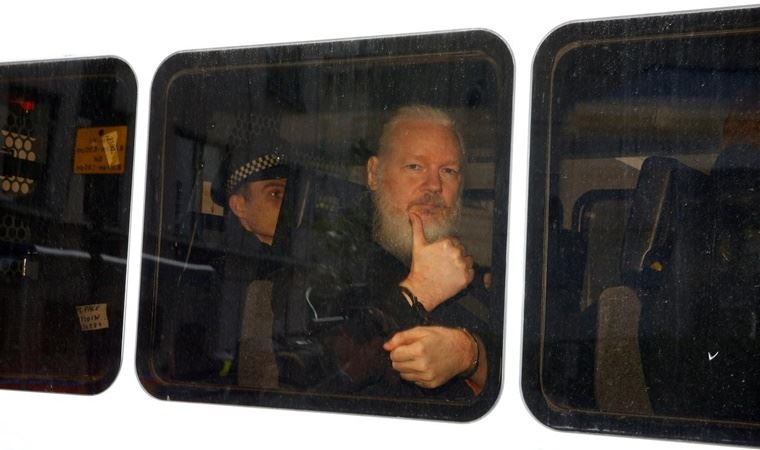 ABD'nin gizli belgelerini sızdıran Assange iade talebiyle hakim karşısında