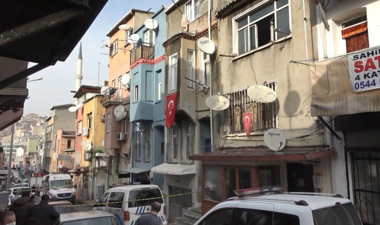 Beyoğlu'nda battaniyeye sarılı kadın cesedi bulundu