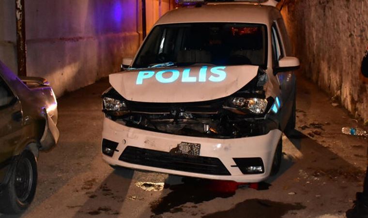 Firari şahıs, çalıntı otomobille polis aracına çarptı