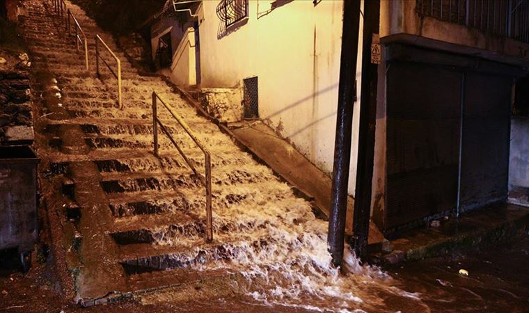 İzmir'de sağanak sel ve su baskınlarına neden oldu