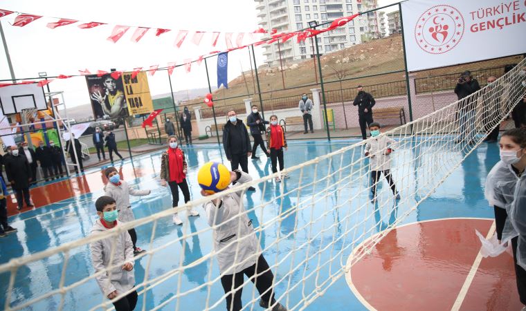 Bakan Kasapoğlu, Siirt'te çocuklarla voleybol oynadı