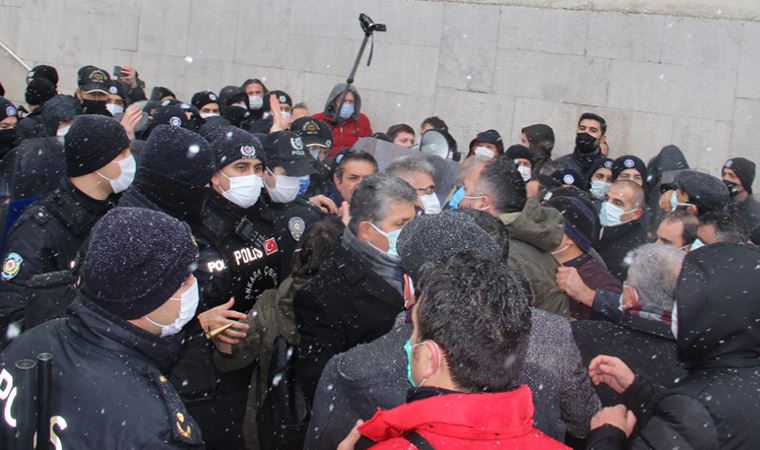 Emekçilerin ‘sefalet zammı’ protestosuna polis müdahalesi: Sendika başkanları gözaltına alındı