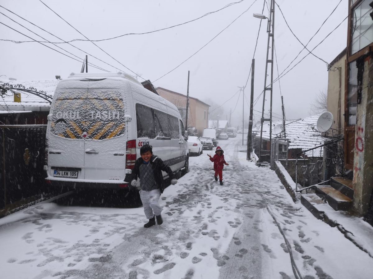 İstanbul'da kar yağışı; Sarıyer'de çocuklar kar topu oynadı