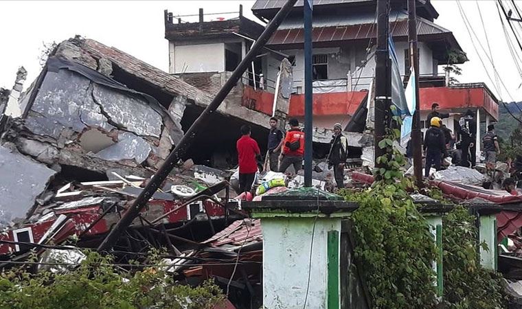 Endonezya’daki depremde hayatını kaybedenlerin sayısı 73’e yükseldi