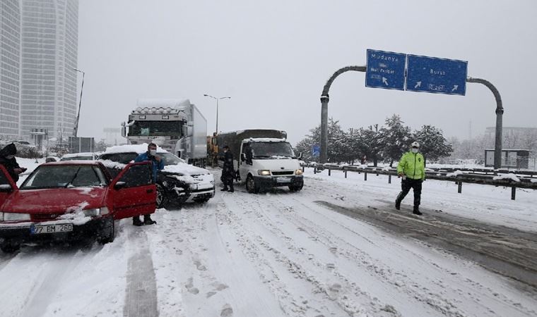 Bursa-İzmir otobanı kar yağışı sebebiyle trafiğe kapandı