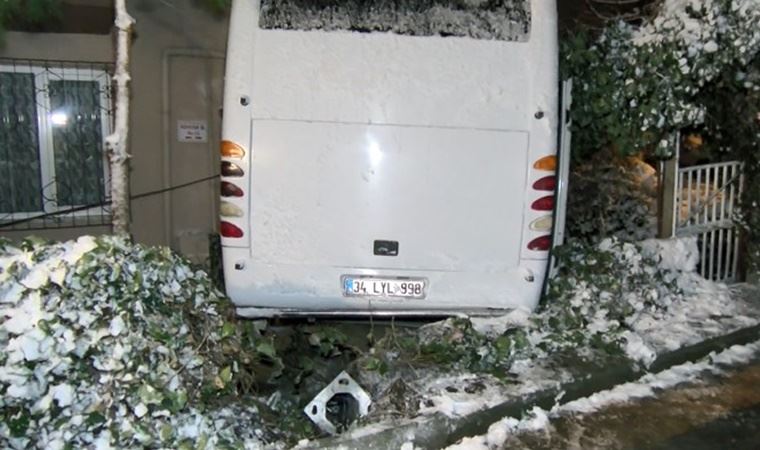 Ümraniye'de freni boşalan minibüs araçlara çarpıp gecekondunun bahçesine uçtu