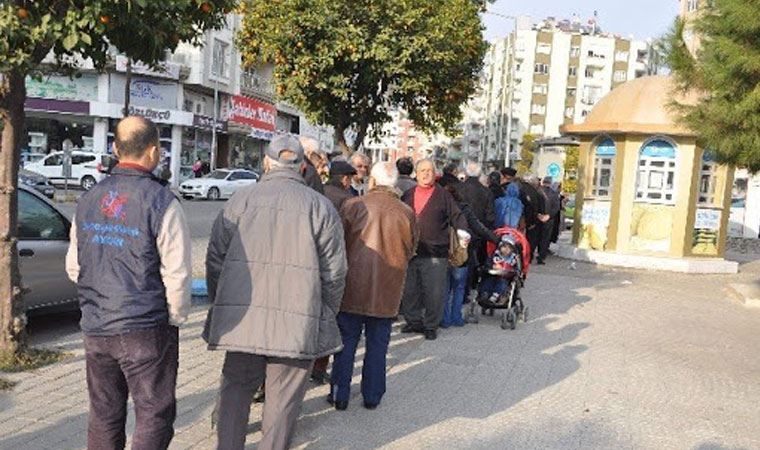 Kayseri'deki ucuz elma kuyruğundan sonra İstanbul'da ücretsiz ekmek kuyruğu