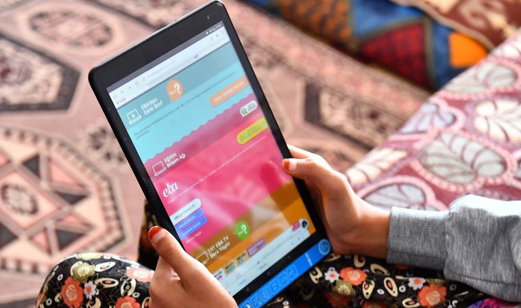 İzmir'de kadın sığınma evindeki çocuklara tablet desteği