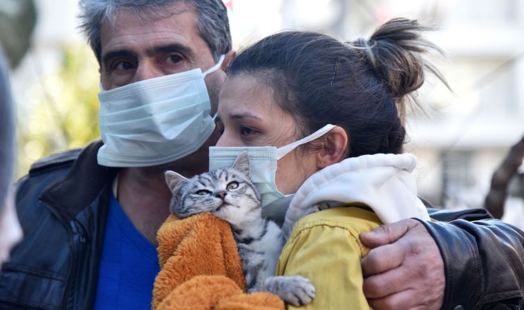 Yangında mahsur kalan kedisine kavuşunca gözyaşı döktü