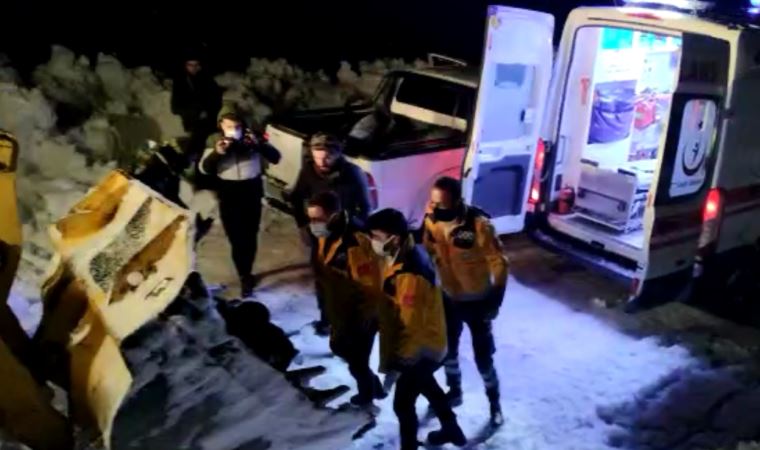 Yolu kapalı köyde hastalanan kadın, kepçe ağzında ambulansa taşındı