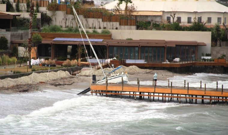 Bodrum’da fırtına kabusu: Balıkçı tekneleri battı, yelkenli gulet karaya oturdu